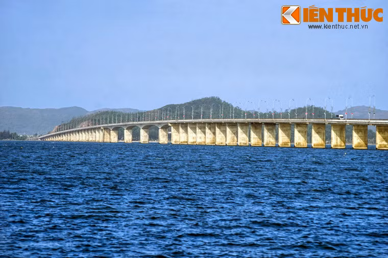 Tháng 12/2006, tỉnh Bình Định khánh thành cầu vượt đầm Thị Nại có tổng chiều dài 2.475 m, chiều rộng cả lan can 15,5 m, với tổng cộng 54 nhịp, đảm bảo cho xe có trọng tải 80 tấn qua lại. Đây là cây cầu vượt biển dài nhất Việt Nam tính đến năm 2007.