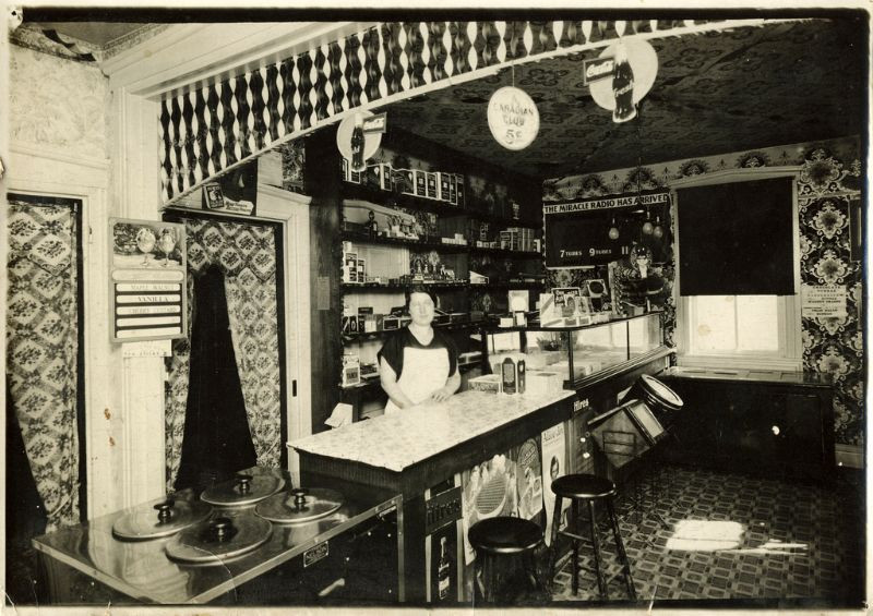 Cửa hàng bán kem, soda, kẹo và xì gà trong một thị trấn nhỏ ở quận Berks, Pennsylvania. Ảnh: Vintag.