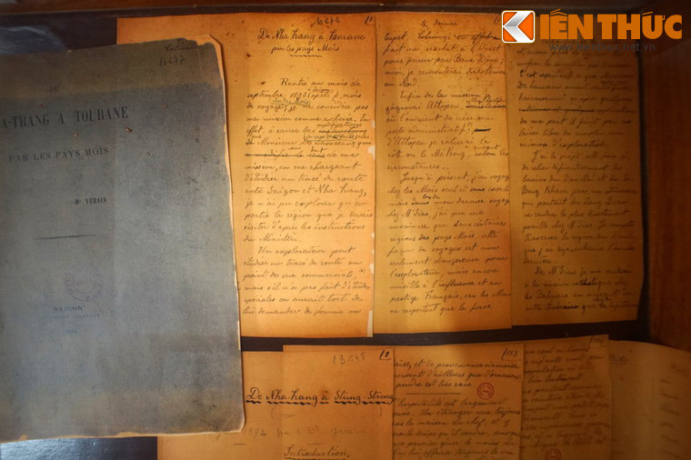 Bên cạnh đó là hàng trăm bản chép tay của bác sĩ Yersin, từ nhật ký hành trình đến các thư từ gửi cho bạn bè, người thân.