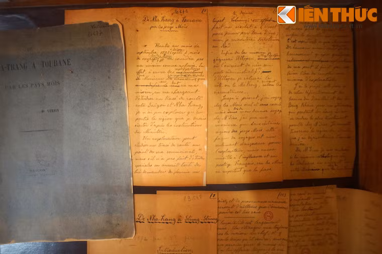 Bên cạnh đó là hàng trăm bản chép tay của bác sĩ Yersin, từ nhật ký hành trình đến các thư từ gửi cho bạn bè, người thân.