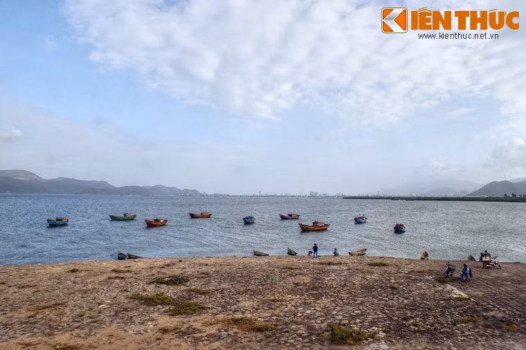 Đến với đầm Thị Nại, du khách có thể đắm mình trong cảnh sắc tuyệt đẹp của các buổi bình minh và hoàng hôn, khám phá cuộc sống ở các làng chàu ven đầm, hay thường thức các loại hải sản tươi ngon được đánh bắt ngay tại đầm...