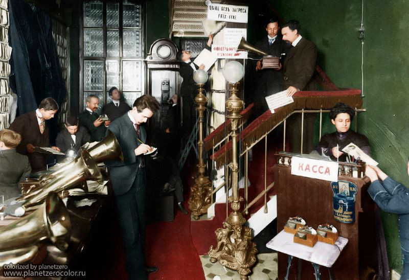 Trong một cửa hàng thiết bị âm thanh ở St. Petersburg năm 1910. Ảnh: Vacheslaw Peregoodow Flickr.