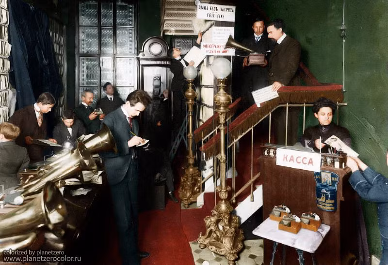 Trong một cửa hàng thiết bị âm thanh ở St. Petersburg năm 1910. Ảnh: Vacheslaw Peregoodow Flickr.