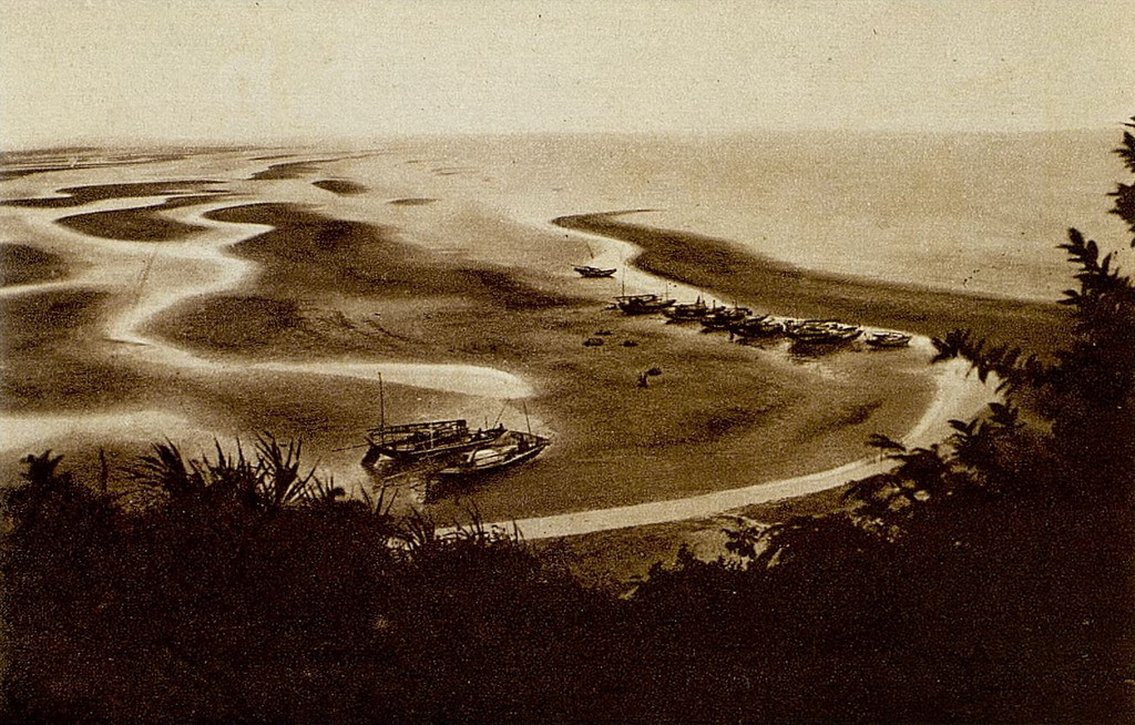 Những con thuyền đánh cá trên bờ biển Đồ Sơn, Hải Phòng. Ảnh: Gallica.bnf.fr.