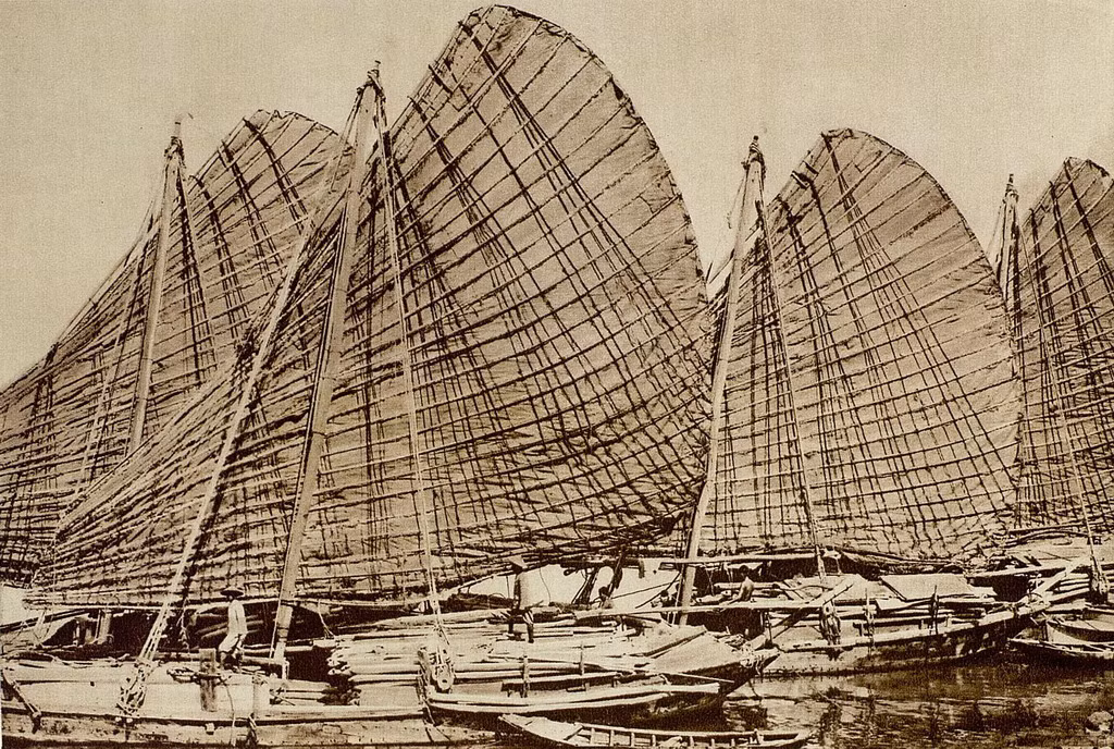 Thuyền buồm của ngư dân Hạ Long. Ảnh: Gallica.bnf.fr.