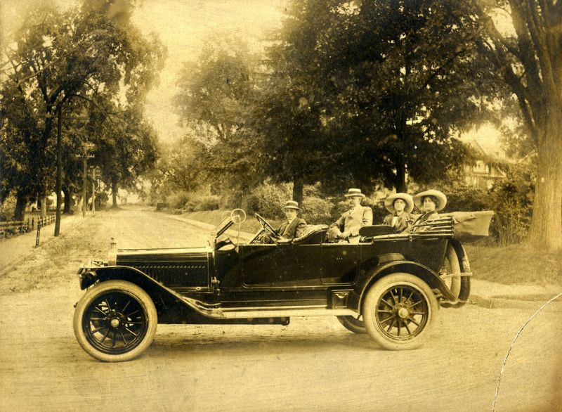 Một gia đình trên chiếc xe Winton 1912 tại thị trấn Plantsville, bang Connecticut. Ảnh: Vintag.