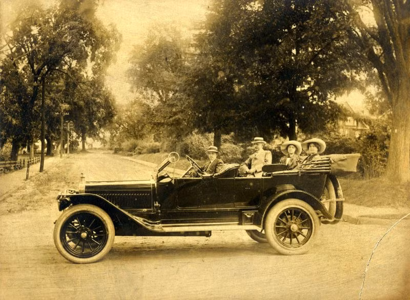 Một gia đình trên chiếc xe Winton 1912 tại thị trấn Plantsville, bang Connecticut. Ảnh: Vintag.