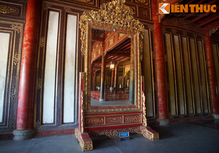 2. Bên cạnh ngai vàng của vua, điện Thái Hòa cũng là nơi lưu giữ một chiếc gương cổ có một không hai của Việt Nam. Chiếc gương này có kích cỡ khổng lồ với chiều cao khoảng 4 mét, ngang 2 mét. Toàn bộ phần giá gương được làm bằng gỗ quý, sơn son thếp vàng lộng lẫy.