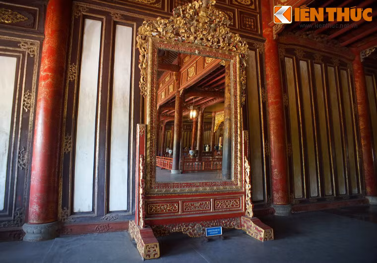 2. Bên cạnh ngai vàng của vua, điện Thái Hòa cũng là nơi lưu giữ một chiếc gương cổ có một không hai của Việt Nam. Chiếc gương này có kích cỡ khổng lồ với chiều cao khoảng 4 mét, ngang 2 mét. Toàn bộ phần giá gương được làm bằng gỗ quý, sơn son thếp vàng lộng lẫy.