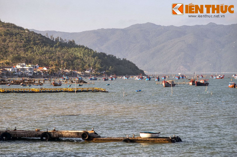 Cũng như nhiều vịnh biển khác trong khu vực, sự đa dạng về địa hình đem lại cho vịnh Nha Phu nhiều khung cảnh đẹp.