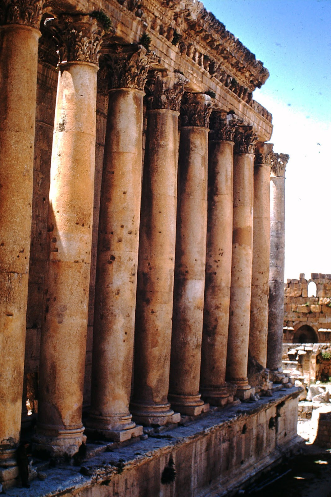 Hàng cột của đền thờ thần Bacchus, một ngôi đền quan trọng khác ở Baalbeck. Ảnh: Found Slides.
