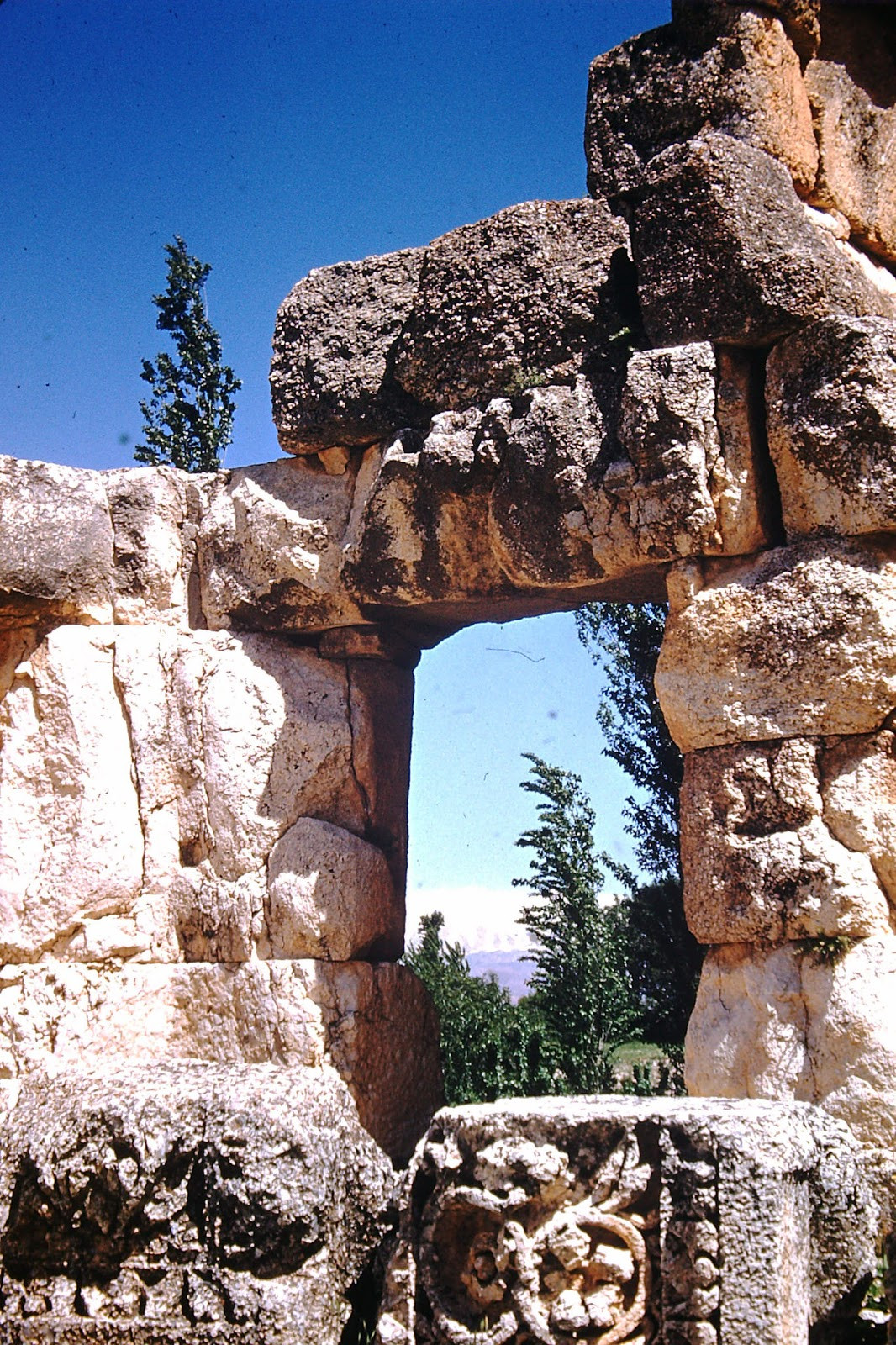 Một cổng vào đền thờ Lớn. Ảnh: Found Slides.