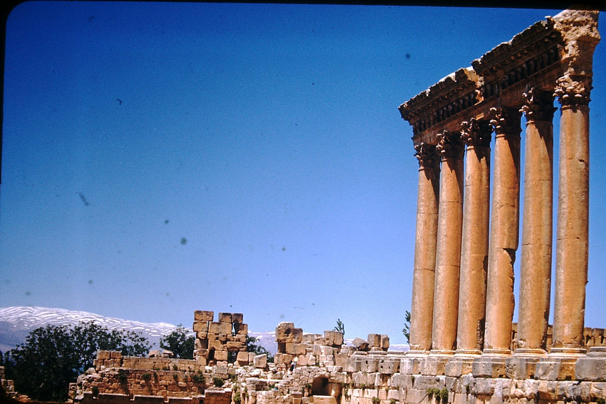 Phế tích đền thờ thần Jupiter ở Baalbeck. Ảnh: Found Slides.