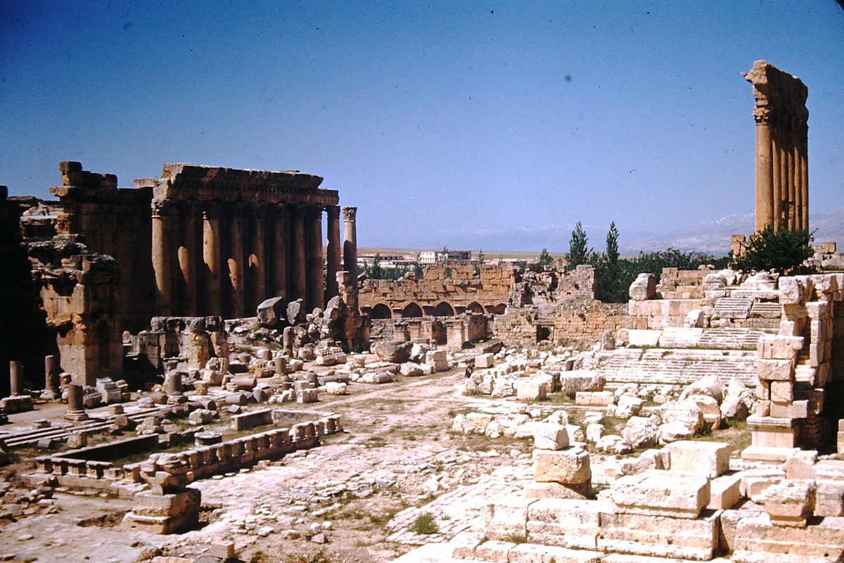 Đền thờ thần Jupiter (phải) và đền thờ thần Bacchus (trái). Ảnh: Found Slides.