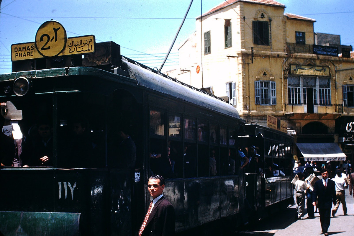 Xe điện ở Beirut. Ảnh: Found Slides.