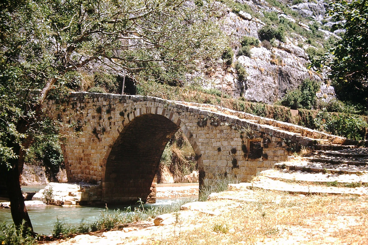Cây cầu cổ bắc qua sông Nahr al-Kalb, gần Beirut. Ảnh: Found Slides.