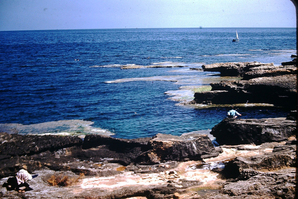 Ghềnh đá bên bờ biển Beirut. Ảnh: Found Slides.