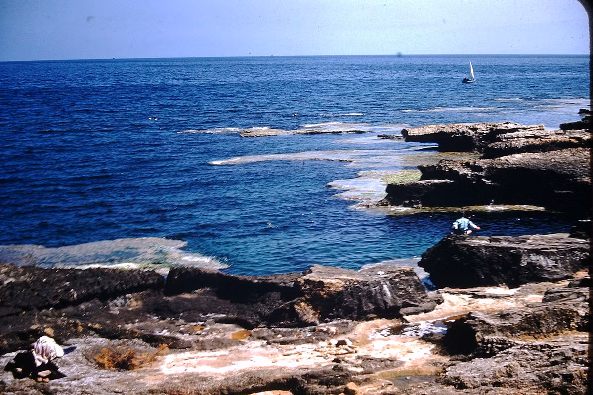 Ghềnh đá bên bờ biển Beirut. Ảnh: Found Slides.