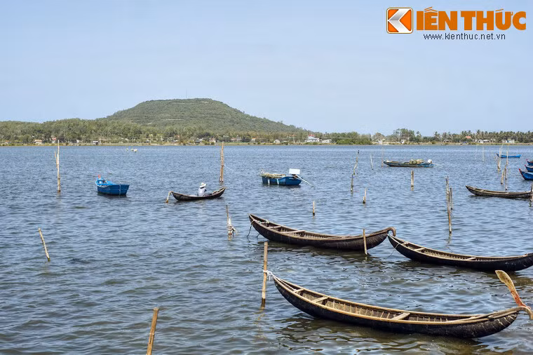 Trong dân gian có nhiều huyền thoại về tên gọi đầm Ô Loan, nhưng quen thuộc nhất là câu chuyện về nàng Loan và chim Ô thước đã được truyền tụng từ đời này sang đời khác.