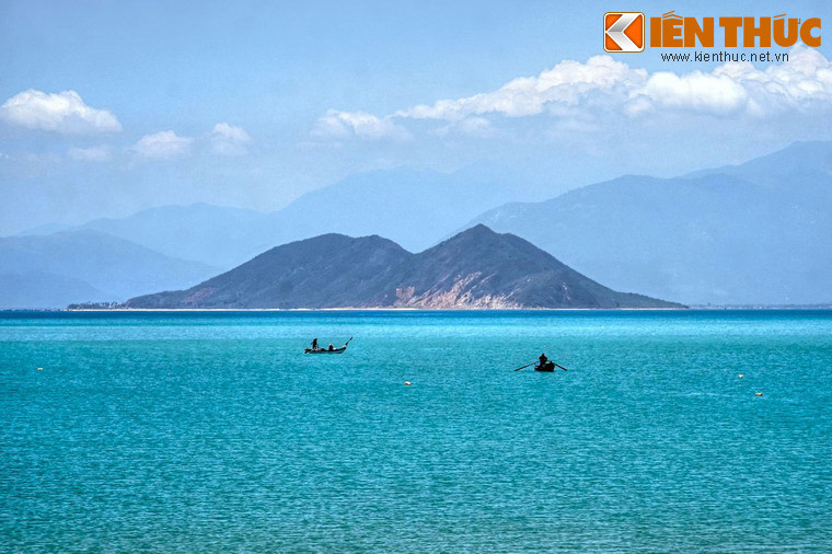 Giữa lòng vịnh nhấp nhô hàng chục hòn đảo lớn nhỏ, trong đó lớn nhất là đảo Hòn Lớn với diện tích khoảng 46km2. Bên cạnh đó là các đảo Hòn Quéo, Hòn Trâu Nằm, Hòn Me, Hòn Bịp, Hòn Đen, Hòn Ong, Hòn Săng...