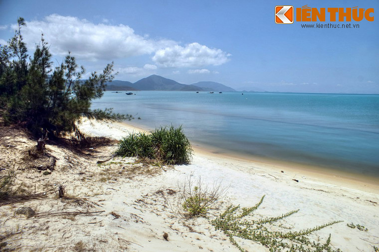 Khảo sát của OMT ghi: "Bán đảo vịnh Vân Phong, là một trong những thắng cảnh nghỉ ngơi đẹp nhất trong khu vực Châu Á và Viễn Đông, vượt xa Phuket (Thái Lan) và có thể so sánh được với bãi biển tuyệt mỹ ở Sierra Leone (châu Phi)...".