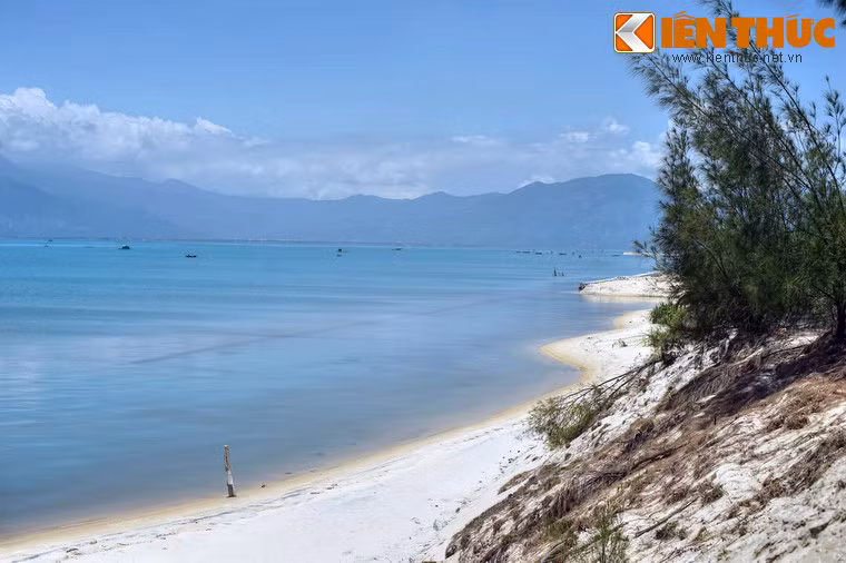 Đến với Vân Phong, khách phương xa sẽ bỏ hết mọi ưu tư, muộn phiền lại phía sau để hòa mình vào một không gian phiêu lãng của mây và gió.