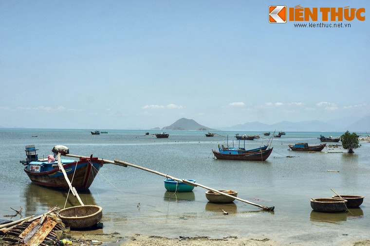 Ngoài khung cảnh đep, vịnh Vân Phong cũng là nơi du khách có thể trải nghiệm nhiều loại hình du lịch khác nhau như tắm biển, lặn ngắm san hô, nghỉ dưỡng, thưởng thức hải sản.