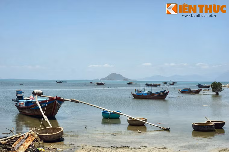 Ngoài khung cảnh đep, vịnh Vân Phong cũng là nơi du khách có thể trải nghiệm nhiều loại hình du lịch khác nhau như tắm biển, lặn ngắm san hô, nghỉ dưỡng, thưởng thức hải sản.