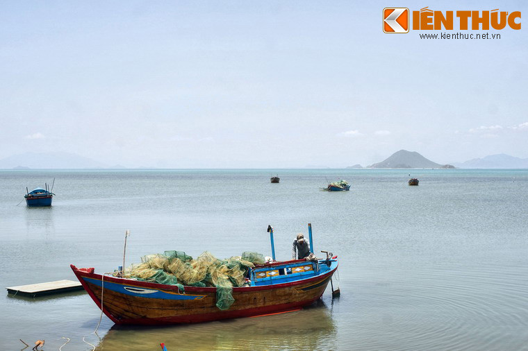 Thời gian lý tưởng nhất để đến vịnh Vân Phong là từ tháng 12 đến tháng 6, quãng thời gian này bầu trời khá trong, biển dịu và sóng đánh không quá mạnh, khí hậu cũng rất mát mẻ ôn hòa.