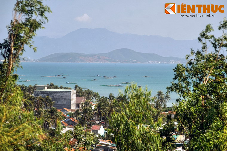 Vịnh có diện tích mặt nước khoảng 80.000ha, phía Tây là phần kéo dài của dãy Trường Sơn, phía Đông Bắc là bán đảo Hòn Gốm gồm các dãy núi nhỏ và cồn cát. Cửa vịnh nằm ở phía Đông Nam, rộng khoảng 17 km thông ra biển Đông.