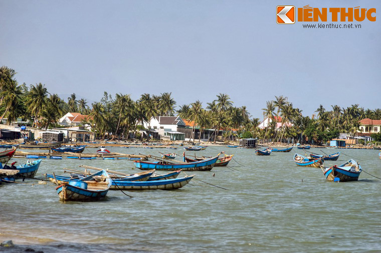 Hiện tại, nhiều địa điểm thuộc khu vực vịnh Vân Phong đã được khai thác du lịch, tiêu biểu là Hòn Bịp, Hòn Lớn, Hòn Ông, Mũi Đôi, bán đảo Đầm Môn, thôn Sơn Đừng...