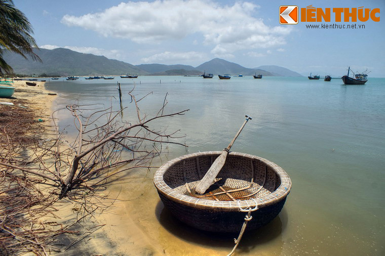 Khu vực vịnh Vân Phong có địa hình với rất nhiều đảo, bán đảo, cồn cát, dải bờ biển cùng các vũng biển sâu và kín gió. Hệ sinh thái trong vùng đa dạng với nhiều sinh cảnh khác nhau như rừng nhiệt đới, rừng ngập mặn, vùng biển nông ven bờ.