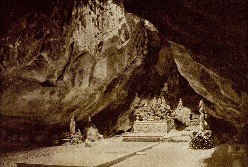 Động Long Châu ở Chùa Trầm, huyện Chương Mỹ, tỉnh Hà Tây (nay là Hà Nội). Ảnh: Gallica.bnf.fr.