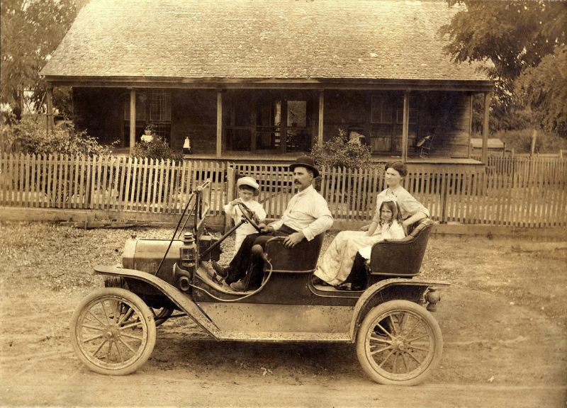 Mẫu xe Ford Model T Tourabout, năm 1910. Ảnh: Vintag.