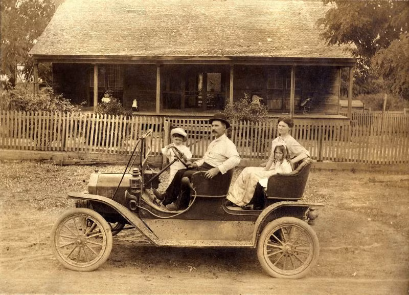 Mẫu xe Ford Model T Tourabout, năm 1910. Ảnh: Vintag.
