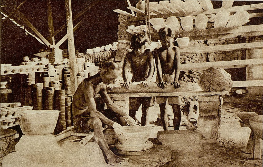 Trong xưởng làm đồ gốm. Ảnh: Gallica.bnf.fr.