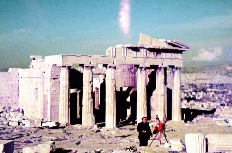 Phế tích Propylaea Acropolis ở Athens, Hy Lạp, tháng 2/1977. Ảnh: Raúl Alejandro Rodríguez Flickr.