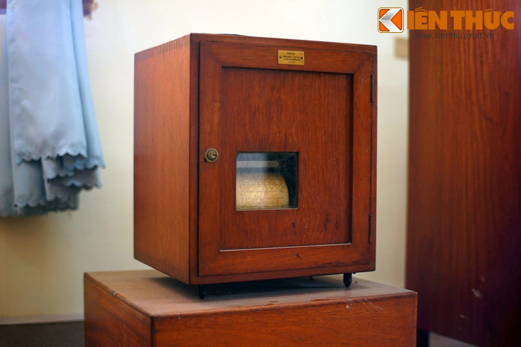 Nổi bật trong bộ sưu tập này là các trang thiết bị phục vụ nghiên cứu khoa học của Yersin, như chiếc phong vũ biểu với biểu đồ tự ghi trong ảnh.