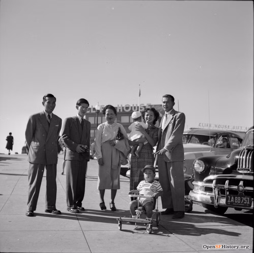 Các thành viên đoàn đại biểu chụp hình lưu niệm. Ảnh: Opensfhistory.org.