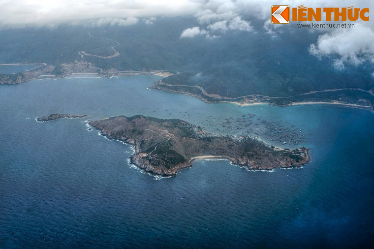 Ngoài cửa vịnh có cụm đảo "Tứ Bình", gồm bốn đảo Bình Hưng, Bình Tiên, Bình Lập và Bình Ba, được ví như "Maldives thu nhỏ" của Việt Nam với những bãi tắm tuyệt đẹp và làng chài có văn hóa độc đáo.