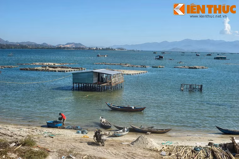 Sau khi hai miền Bắc Nam thống nhất thì cảng Cam Ranh được dùng làm căn cứ hải quân quan trọng của Hạm đội Thái Bình Dương của Liên Xô. Sau khi Liên Xô tan vỡ, Liên bang Nga tiếp nhận cảng Cam Ranh cho tới năm 2002.