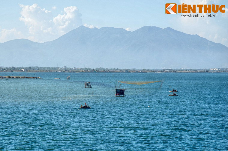 Vịnh có diện tích khoảng 185km2, gần như khép kín bởi bán đảo Cam Ranh với những dãy núi cao từ phía Bắc chạy phủ kín cả phía Đông, phía Tây, phía Nam là đất liền, chỉ mở ra một cửa lớn ở phía Đông. Do được bao bọc bởi một vành đai chắn gió nên mặt nước vịnh luôn êm đềm.