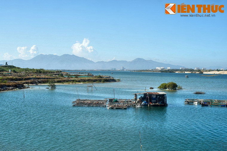 Bên cạnh vị trí chiến lược về quân sự và hàng hải quốc tế, vịnh Cam Ranh còn có tiềm năng rất lớn cho phát triển du lịch.