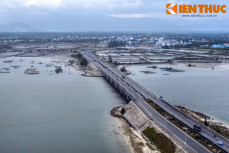 Song song với thành phố biển Nha Trang, Cam Ranh đã trở thành nơi thường xuyên lui tới của khách du lịch từ trong nước cũng như quốc tế.
