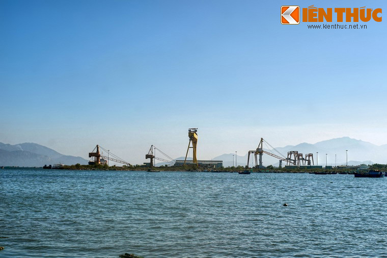 Từ năm 2004, vịnh Cam Ranh được chuyển đổi dần sang mục đích dân sự. Vào năm này, sân bay Cam Ranh đón chuyến bay dân sự đầu tiên, đến năm 2009 trở thành sân bay quốc tế. Năm 2007, nhà máy đóng tàu Cam Ranh được xây dựng. Năm 2016, cảng quốc tế Cam Ranh khai trương...