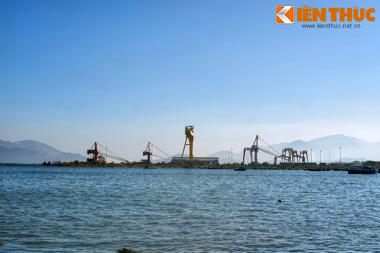 Từ năm 2004, vịnh Cam Ranh được chuyển đổi dần sang mục đích dân sự. Vào năm này, sân bay Cam Ranh đón chuyến bay dân sự đầu tiên, đến năm 2009 trở thành sân bay quốc tế. Năm 2007, nhà máy đóng tàu Cam Ranh được xây dựng. Năm 2016, cảng quốc tế Cam Ranh khai trương...