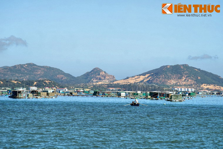 Vào thời thuộc địa, người Pháp đã dùng vịnh Cam Ranh làm cảng hải quân chiến lược ở Đông Dương. Ngày 18/10/1946, trên đường về nước từ hội nghị Fontainebleau, Hồ Chủ tịch đã gặp cao ủy Pháp D’Argenlieu trên thiết giáp hạm Suffren ở Cam Ranh để bàn về tình hình Việt Nam.