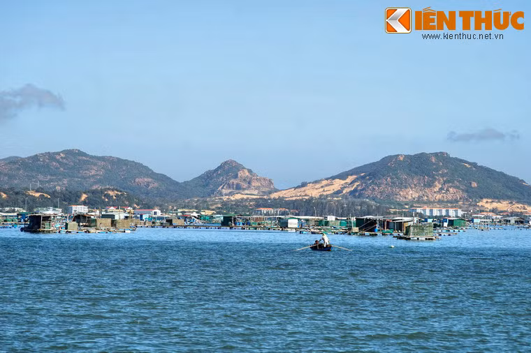 Vào thời thuộc địa, người Pháp đã dùng vịnh Cam Ranh làm cảng hải quân chiến lược ở Đông Dương. Ngày 18/10/1946, trên đường về nước từ hội nghị Fontainebleau, Hồ Chủ tịch đã gặp cao ủy Pháp D’Argenlieu trên thiết giáp hạm Suffren ở Cam Ranh để bàn về tình hình Việt Nam.