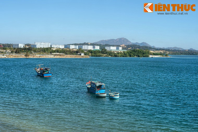 Tính từ đường hàng hải quốc tế vào vịnh Cam Ranh chỉ mất 1 giờ tàu biển, trong khi đó Vũng Tàu cách 3 giờ, vào Hải Phòng cách 8 giờ.