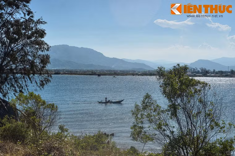 Thiên nhiên ở vịnh vẫn còn nguyên sơ với nhiều đồi núi, rừng rậm, ghềnh đá và những bãi cát trắng vàng, trải dài mịn màng.